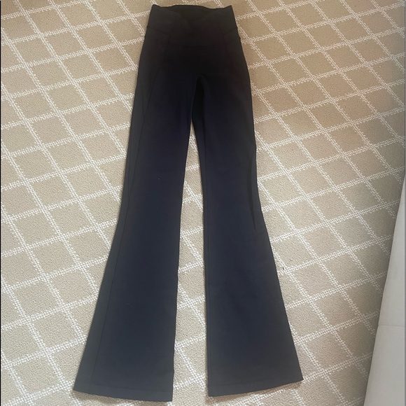 Lulu lemon flared leggings - Picture 1 of 4